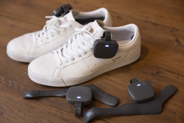 ハイカットの靴やブーツでなければ、スニーカーや革のビジネスシューズなどどのような靴にも取り付け可能だ。