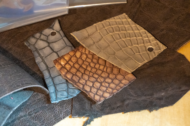 ワニ、ゾウなどの皮革の端材。