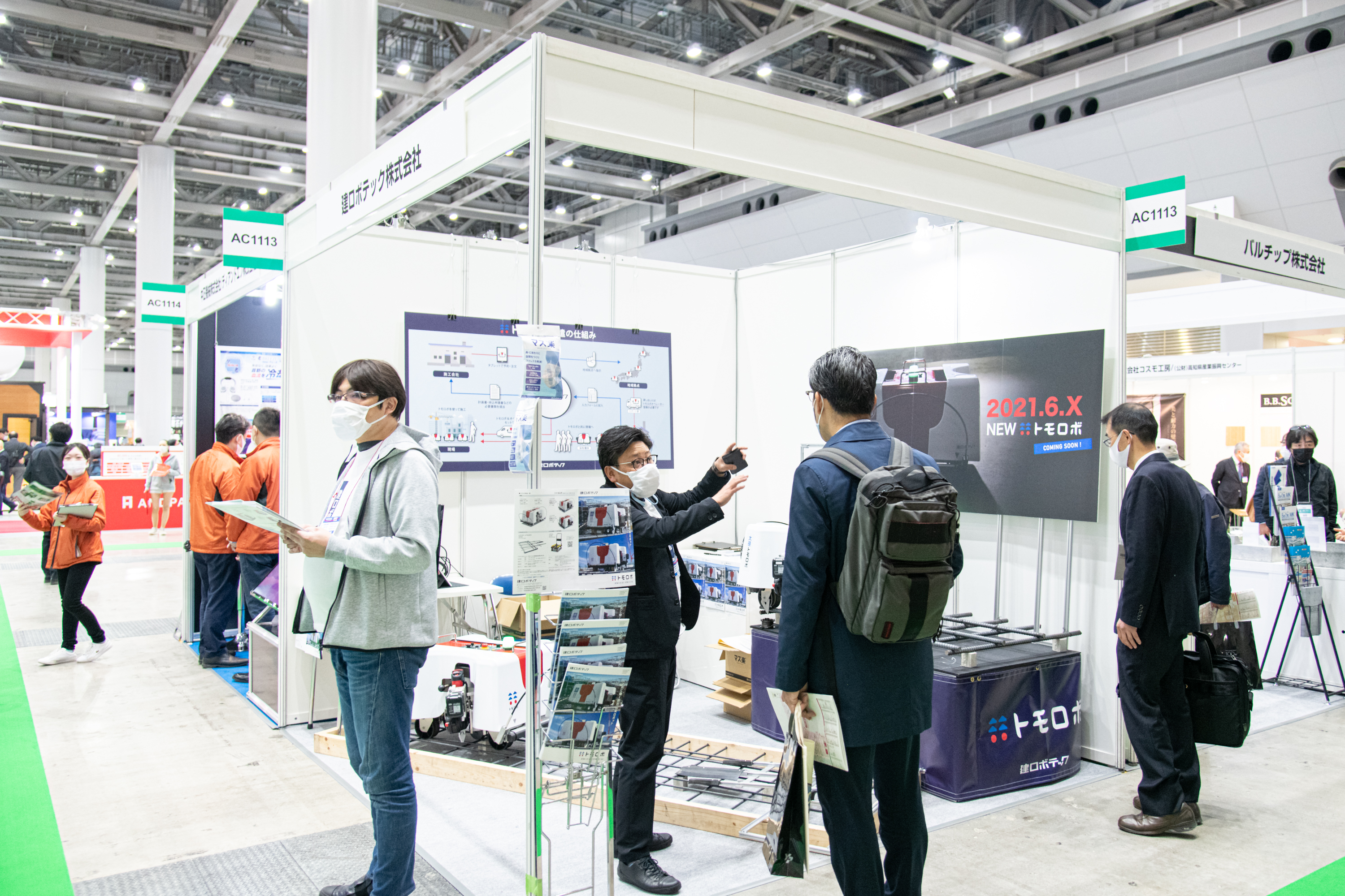 2021年3月に東京ビッグサイトで開催された「建築・建材展2021（主催：日本経済新聞社）」に出展。多くの人が足を止めて眞部氏の話を聞いていた。