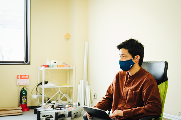 阿蘓将也氏。2020年3月末に創業したLexxPluss代表取締役CEO。かわさき新産業創造センター（KBIC）の1室がオフィス。部屋を飛び出し、廊下を使って走行テストを行うことも。