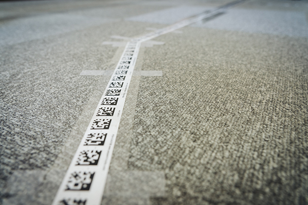 軌道走行モードで使用する軌道線には独自のドットコードがプリントされている。