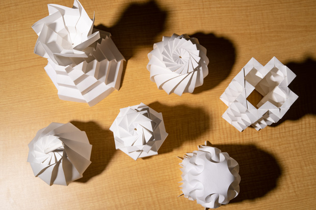 真上から見ると回転対称になっている（右端以外）。