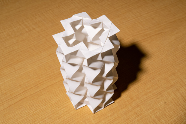 回転対称ではない形の作品。