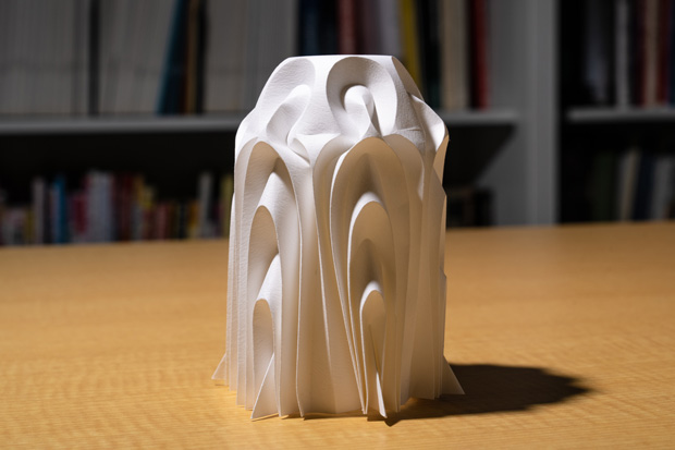 三谷教授がデザインした「Comet」。上はOrigami Simulatorに収録されたデータで、下は紙で実際に作った作品。