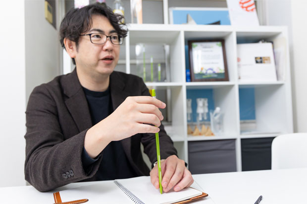 折原氏が手に持っているのはLサイズのSUSTEE。