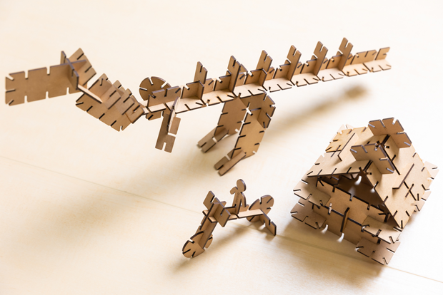 恐竜、乗り物、家など、創意工夫でいろいろな形を作り出せる。