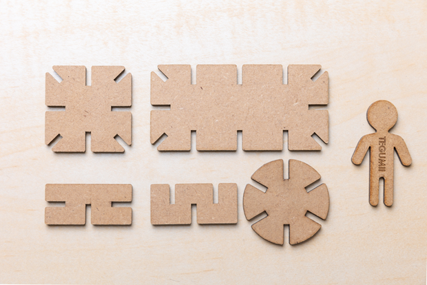 5種類のパーツと人型。クラウドファンディング時は正三角形1種類と円形がもう1種類あったが、代用可能なものに絞り込んだ。